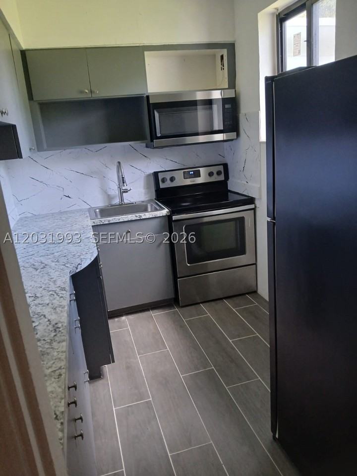 1400 Ne 148th St #2 - Photo 5 of 18