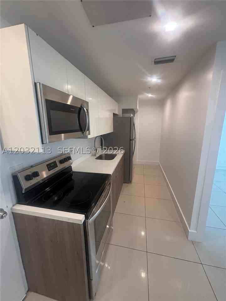 829 Sw 18th Ave #310 - Photo 2 of 10