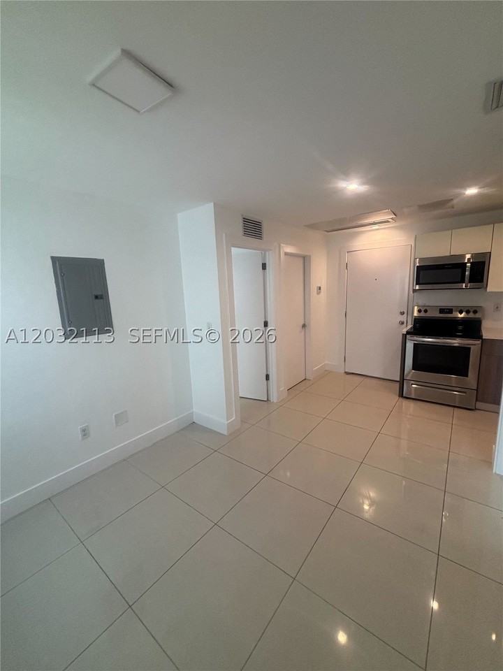 829 Sw 18th Ave #310 - Photo 3 of 10