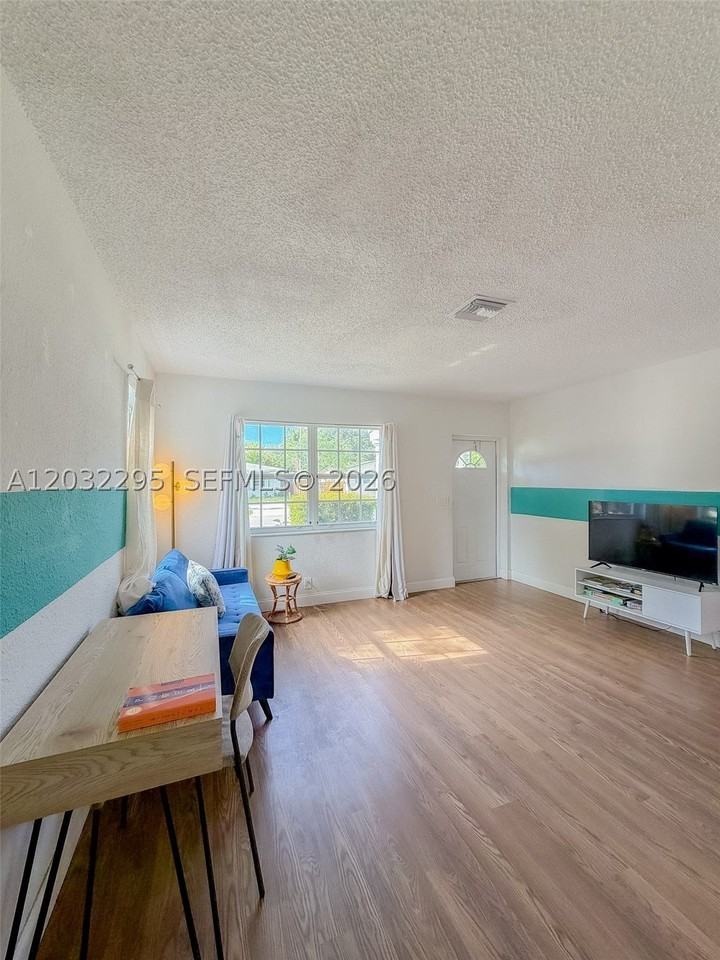 2740 Dewey St #0 - Photo 6 of 21