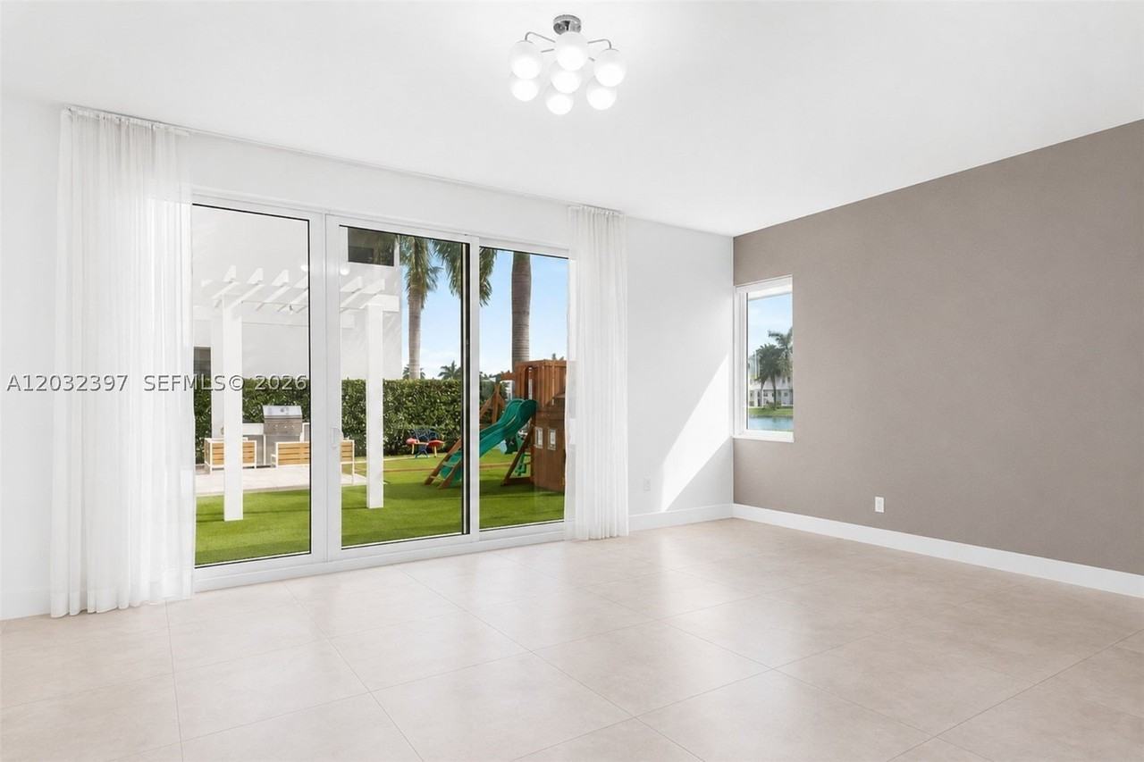 10286 Nw 75th Ter - Photo 5 of 14