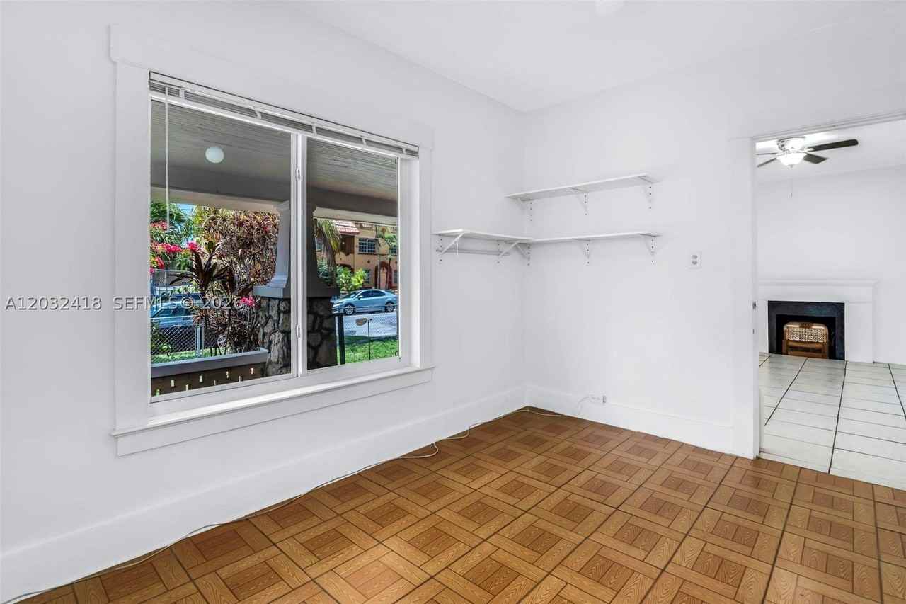 1243 Sw 3rd St #1 - Photo 7 of 50