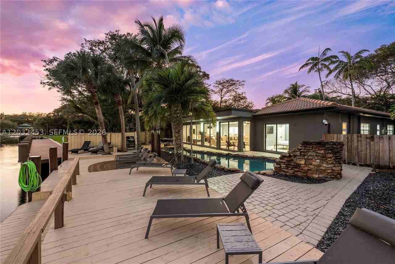 1030 Sw 14th Ter - Photo 4 of 50