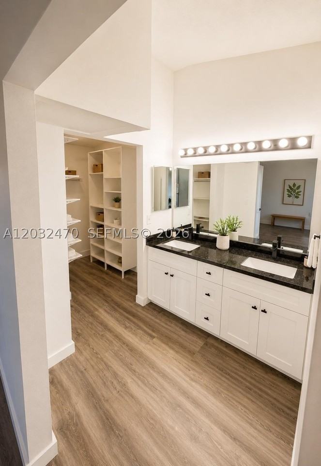 1445 Amanda St #1445 - Photo 3 of 15