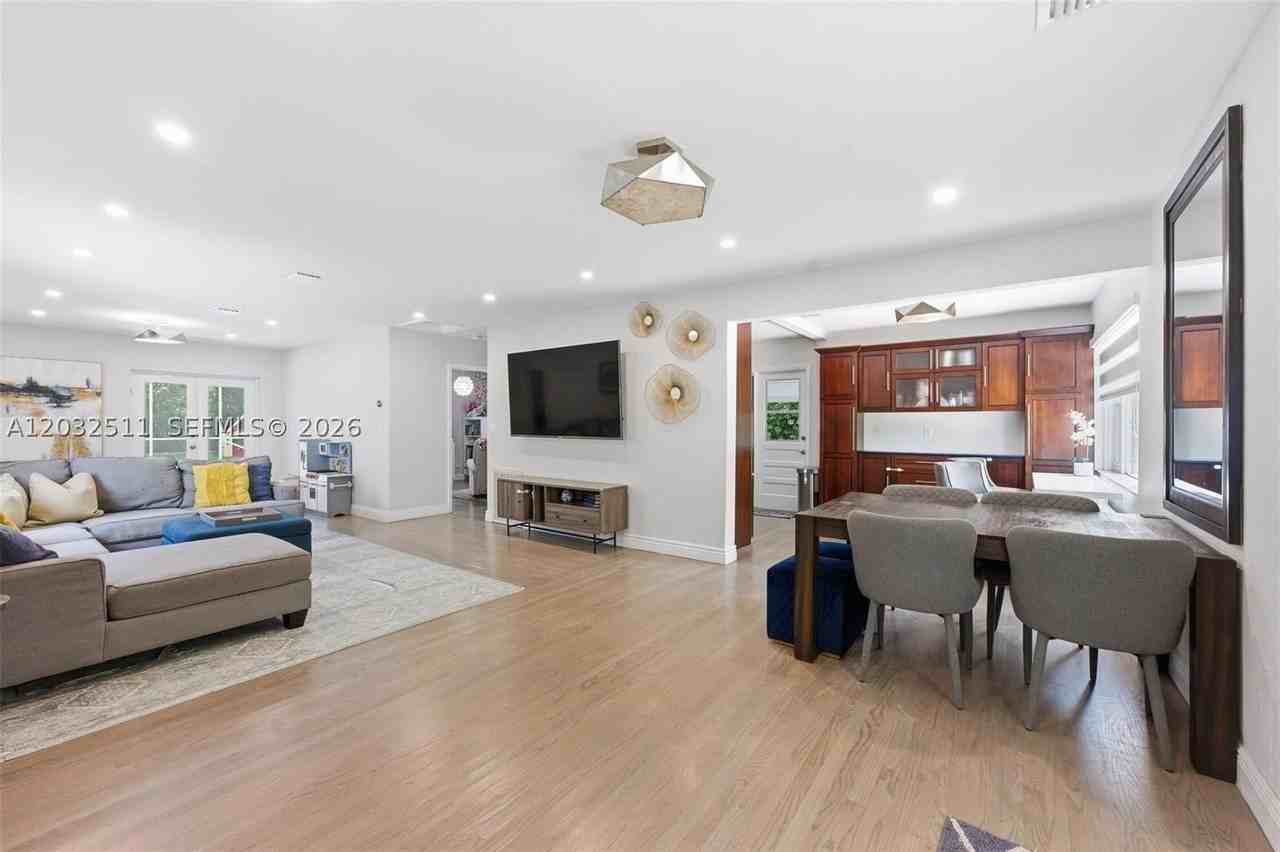 608 Sw 13th St #608 - Photo 4 of 27