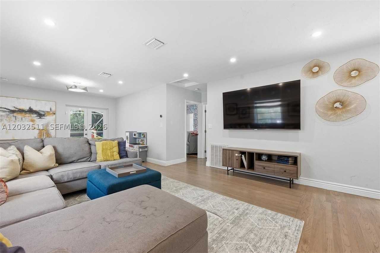608 Sw 13th St #608 - Photo 5 of 27
