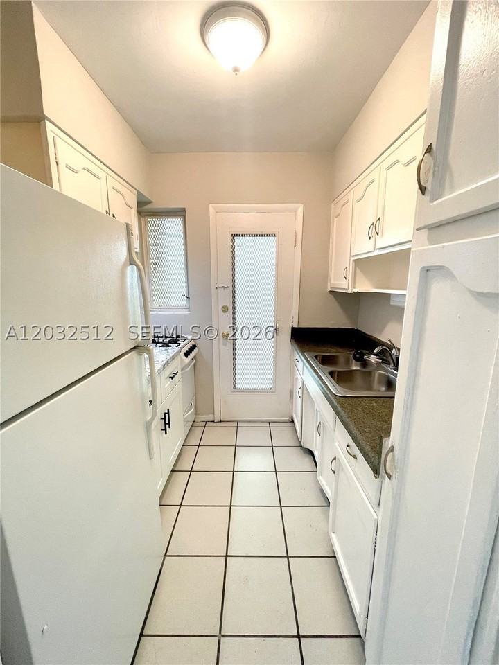 825 Euclid Ave #9 - Photo 5 of 13