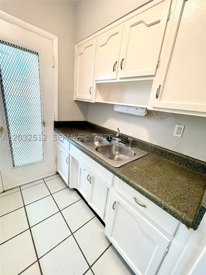 825 Euclid Ave #9 - Photo 7 of 13