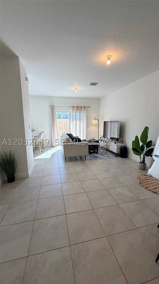 2424 Se 29th St - Photo 2 of 15