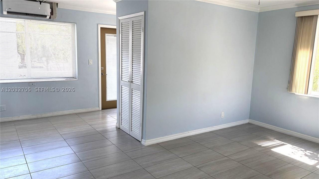 601 S 19th Ave #10 - Photo 5 of 10
