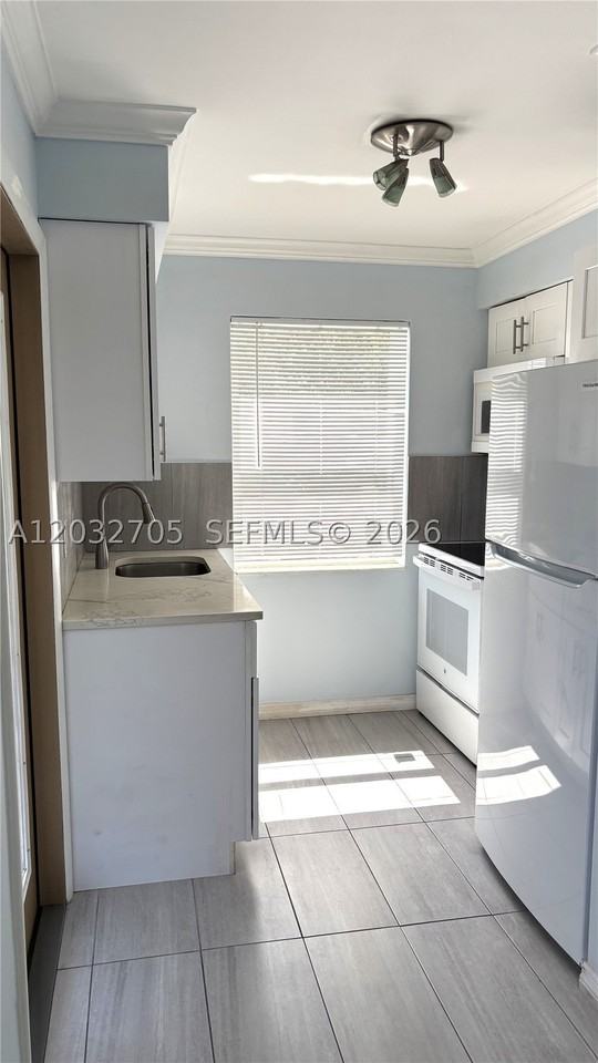 601 S 19th Ave #10 - Photo 6 of 10