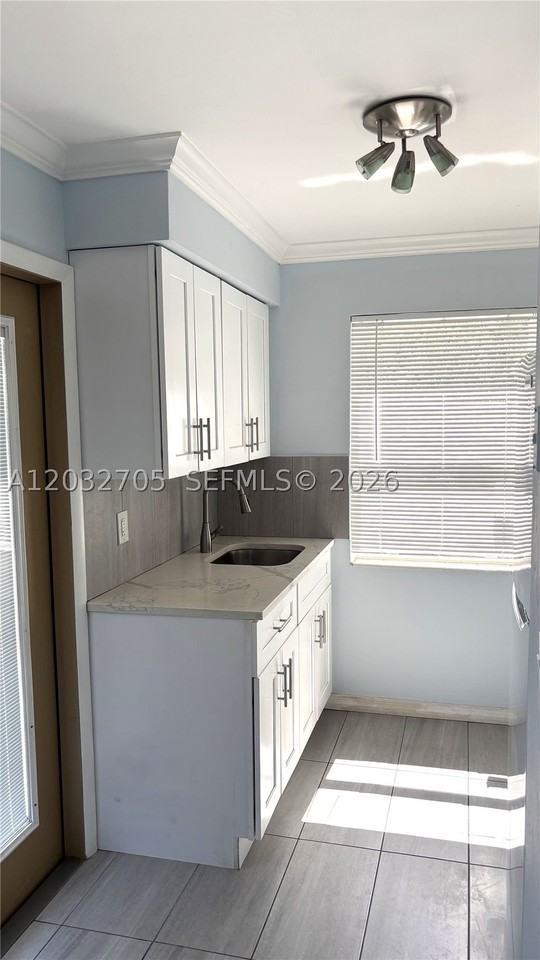 601 S 19th Ave #10 - Photo 7 of 10