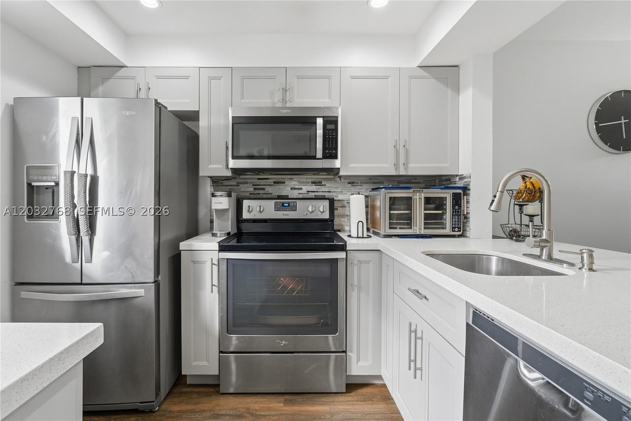 9340 Lagoon Pl #304