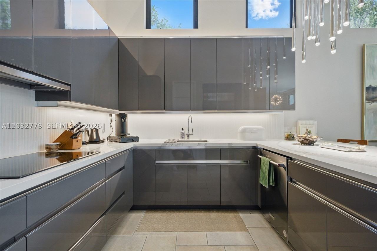 1755 Sw 4th Ave - Photo 7 of 23