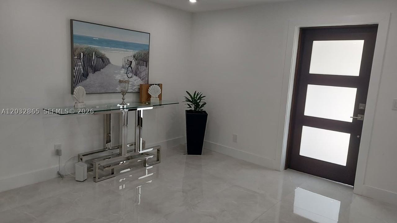 320 Se 15th Pl - Photo 4 of 19