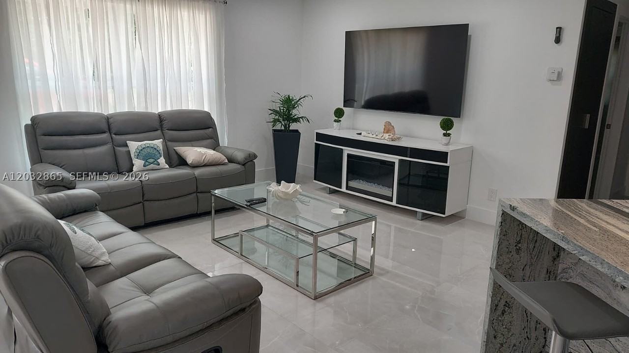 320 Se 15th Pl - Photo 5 of 19