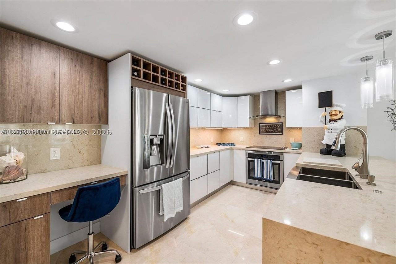 1149 Hillsboro Mile #608 - Photo 4 of 32