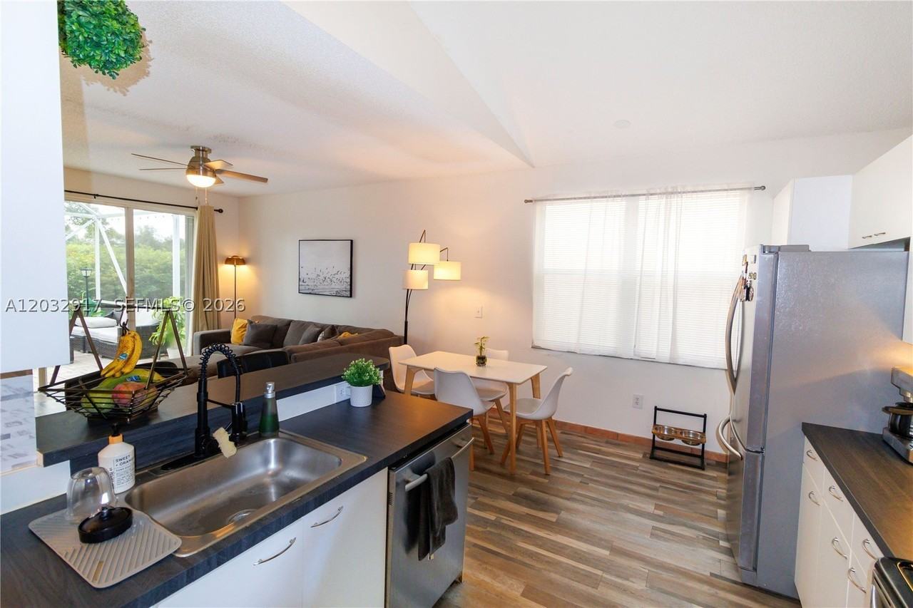 251 Nw 151st Ave - Photo 6 of 24