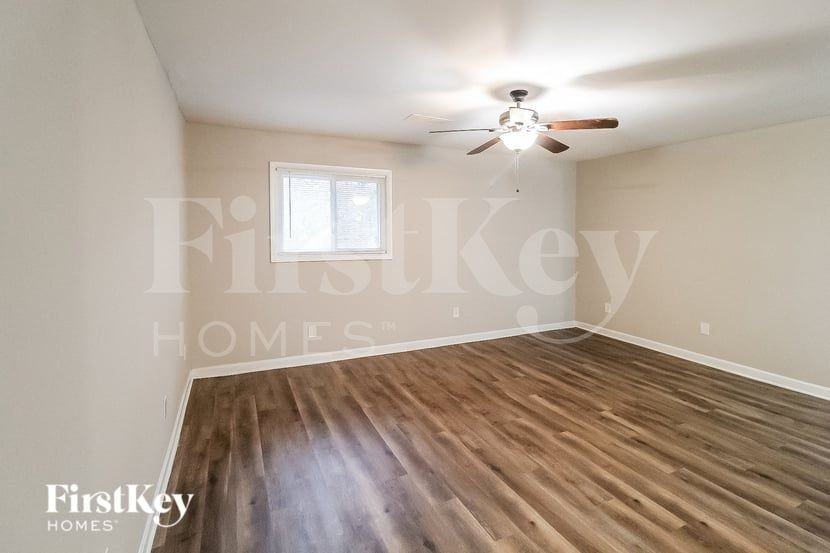 2483 Kings Park Cir - Photo 2 of 15