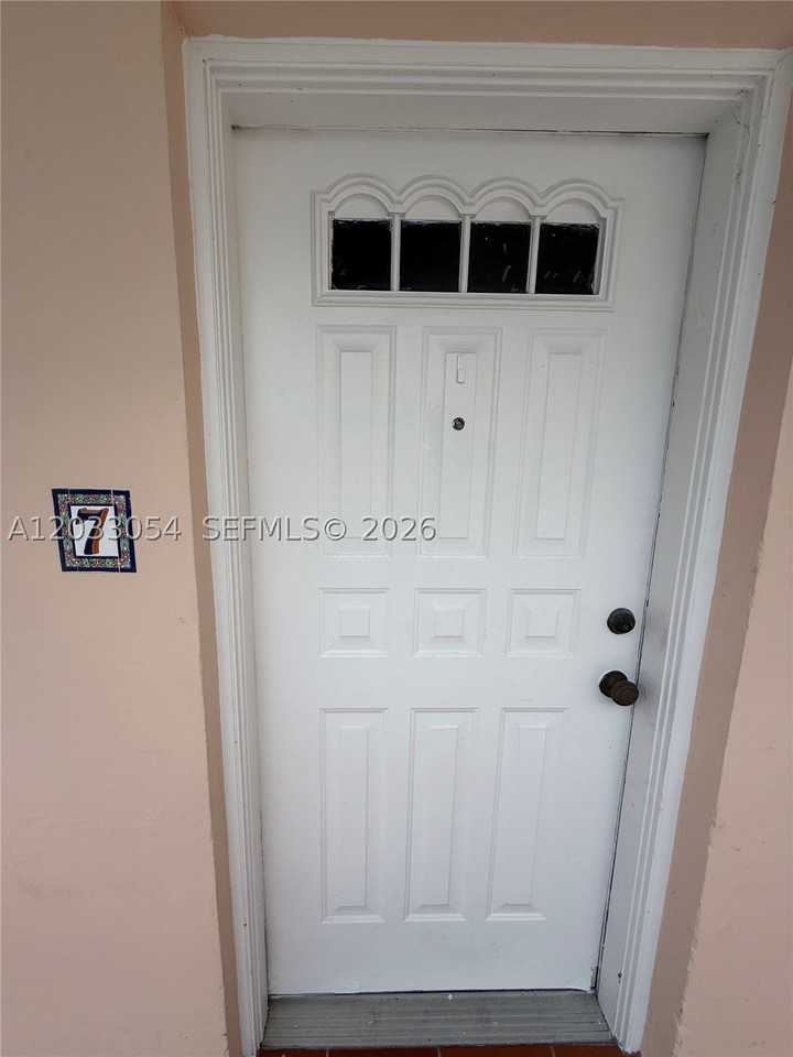1235 Mariposa Ave #7 - Photo 3 of 11