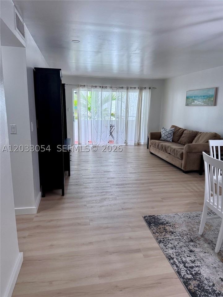 1235 Mariposa Ave #7 - Photo 4 of 11