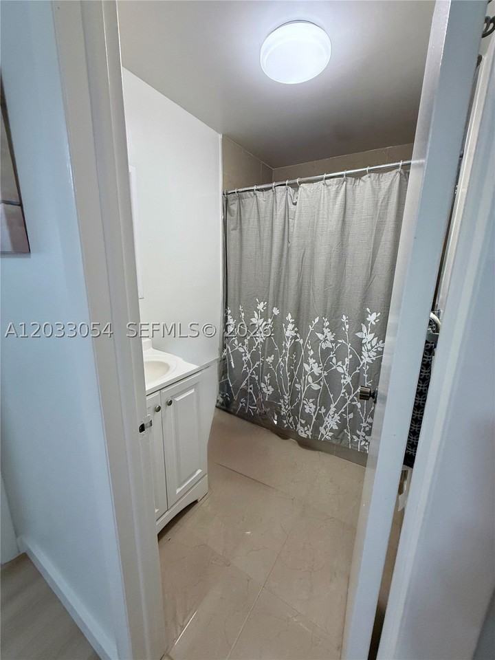1235 Mariposa Ave #7 - Photo 7 of 11