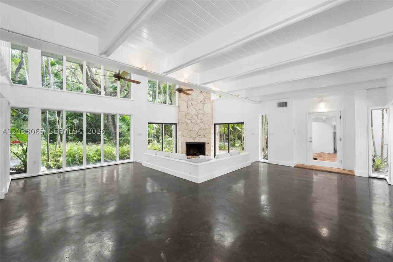 5600 Oakwood Ln - Photo 7 of 33