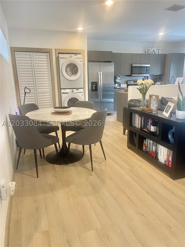 957 Nw 10th St #2 - Photo 5 of 17