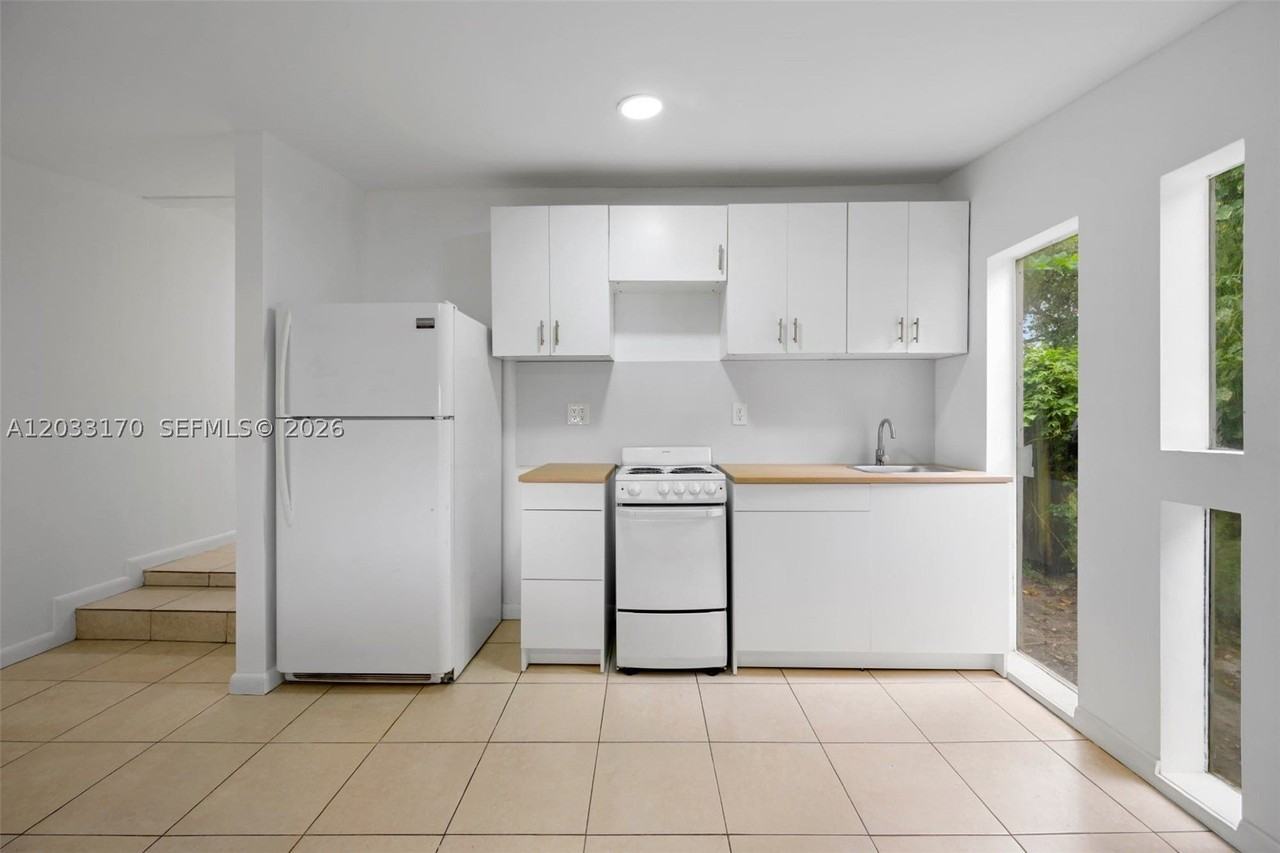 348 Ne 58th St #1 - Photo 3 of 6