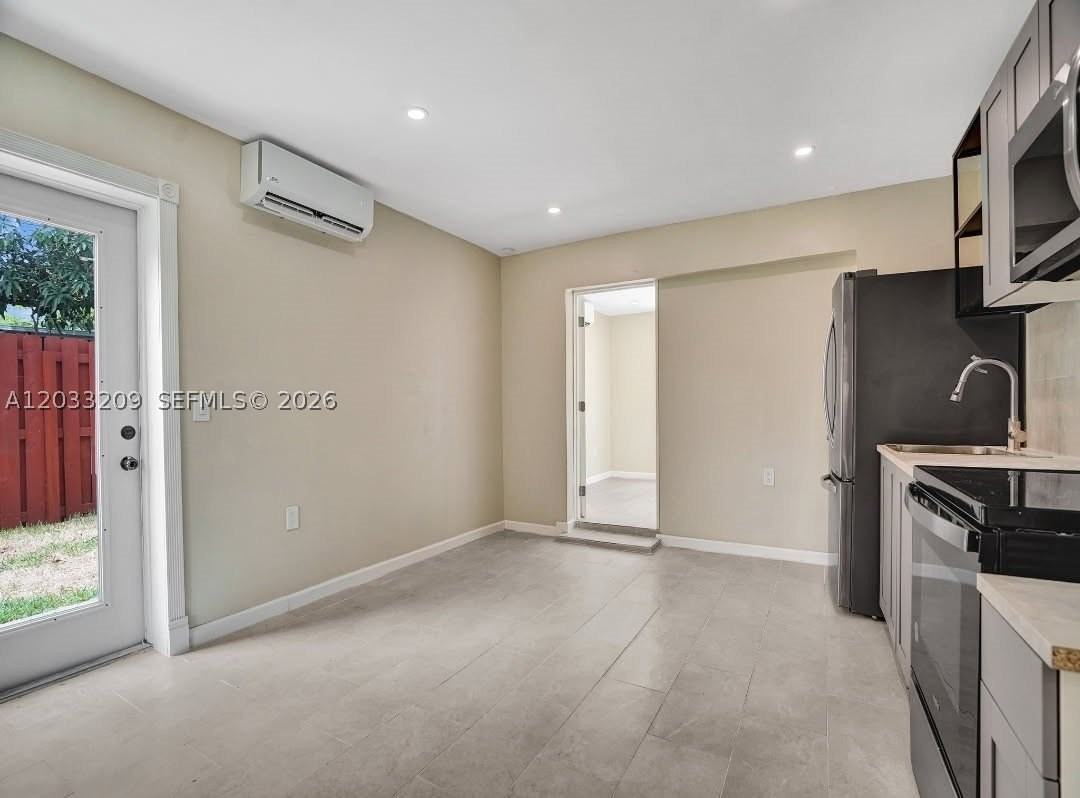 2442 Garfield St #4 - Photo 4 of 26