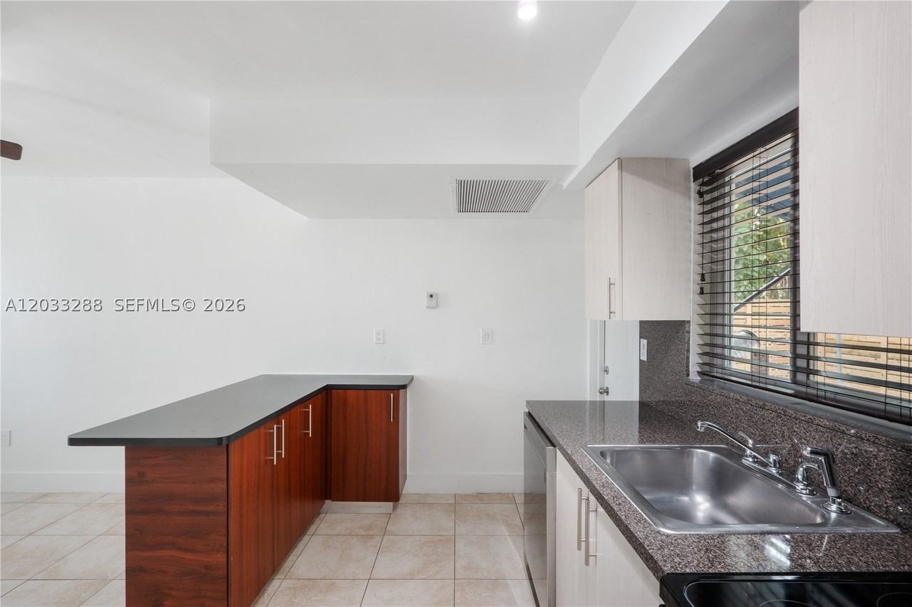932 Sw 6th St #5 - Photo 7 of 29