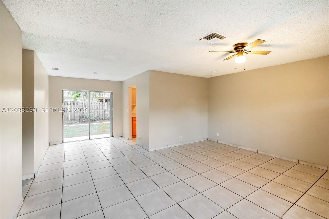 7820 Sw 9th St - Photo 3 of 18