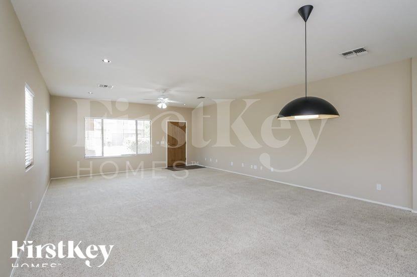 16074 W Banff Ln - Photo 4 of 15