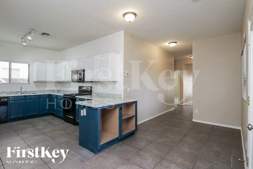16074 W Banff Ln - Photo 5 of 15