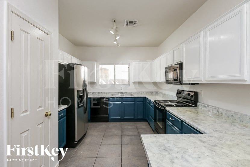 16074 W Banff Ln - Photo 6 of 15
