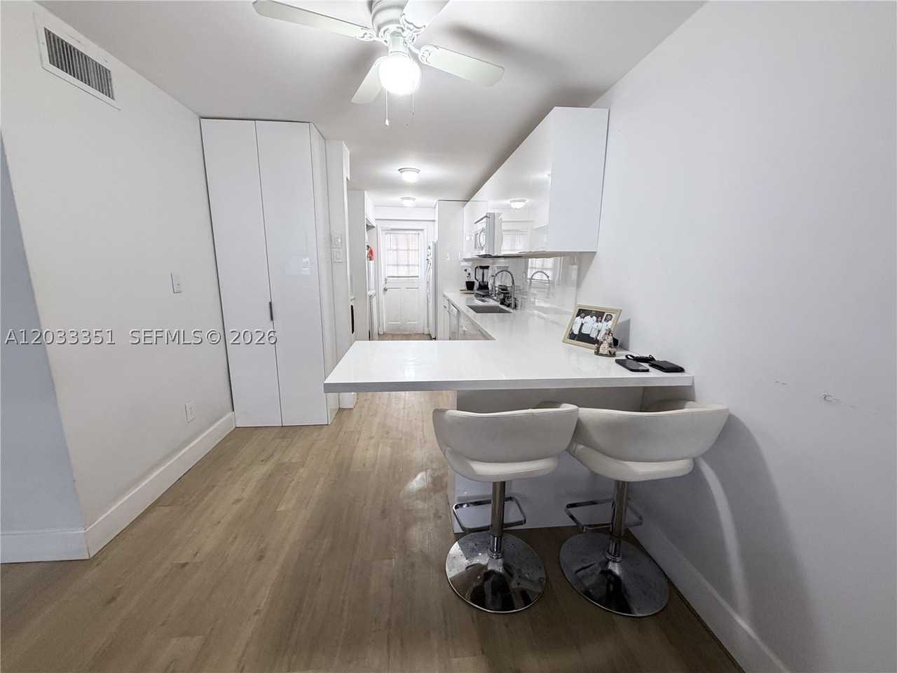 301 Bonaventure Blvd #7 - Photo 3 of 8