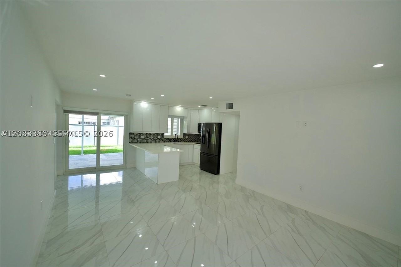 10381 Sw 32nd St #10381 - Photo 3 of 27