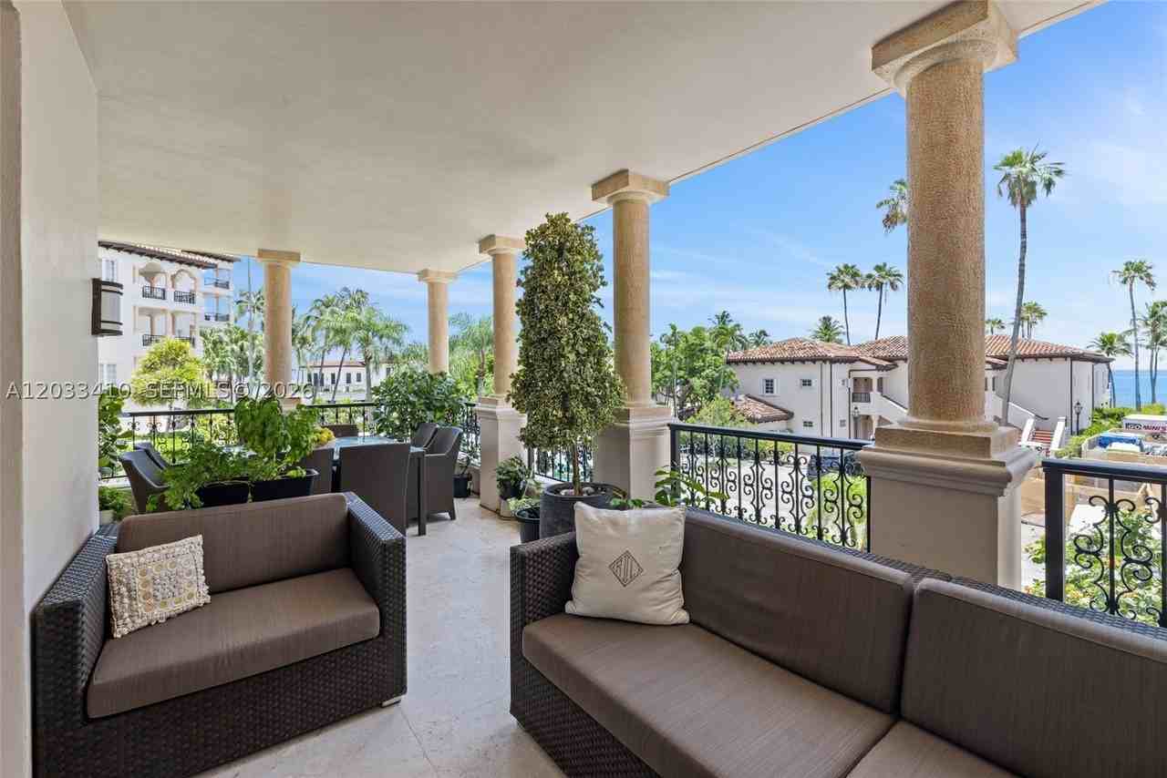 19122 Fisher Island Dr #19122 - Photo 5 of 50