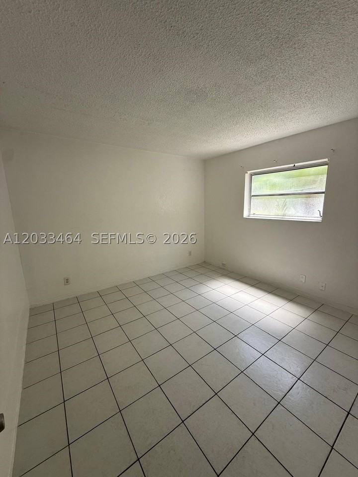 16851 Ne 18th Ave #106 - Photo 4 of 4