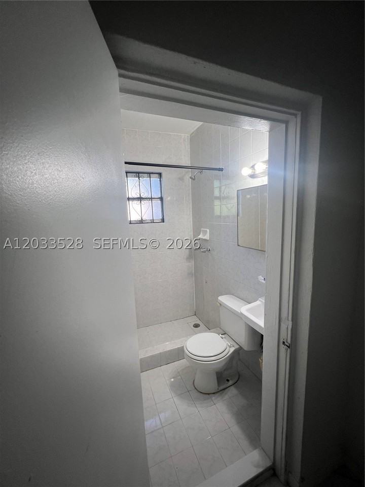 1060 Nw 116th St #4 - Photo 4 of 4