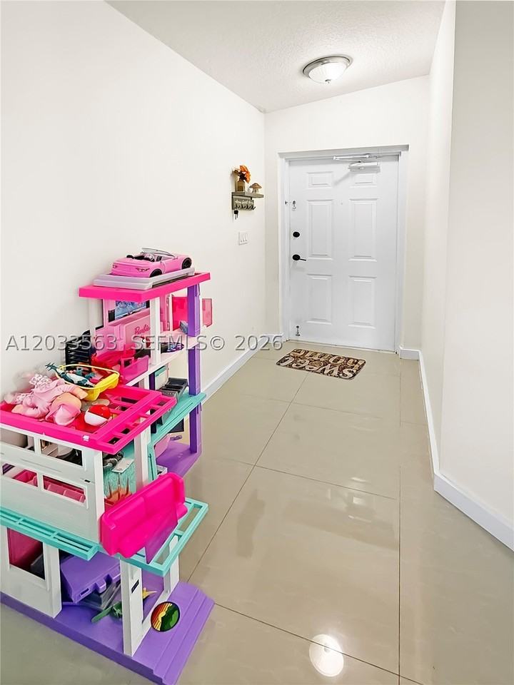 945 Ne 34th Ave #204 - Photo 4 of 16