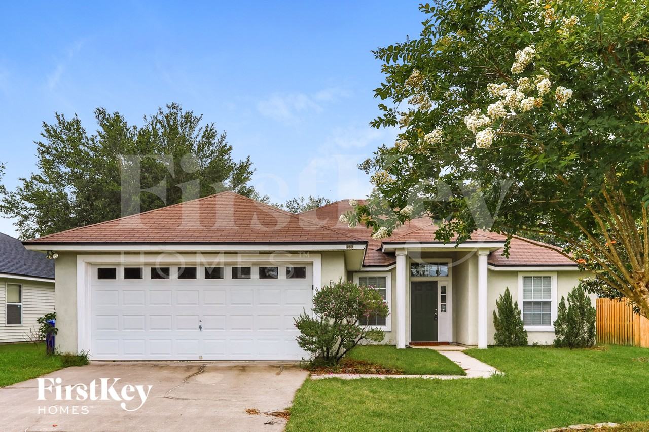 1220 Maclaren St