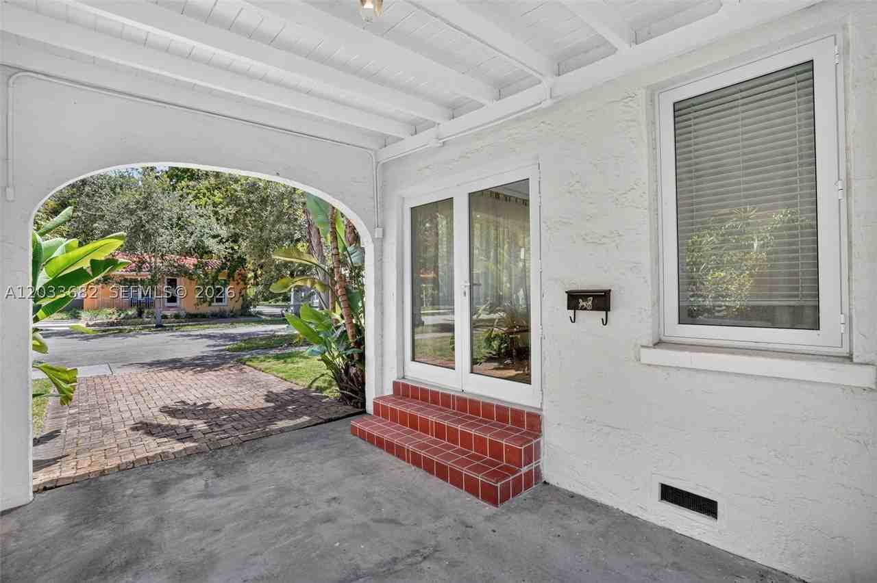 1212 Medina Ave - Photo 4 of 29