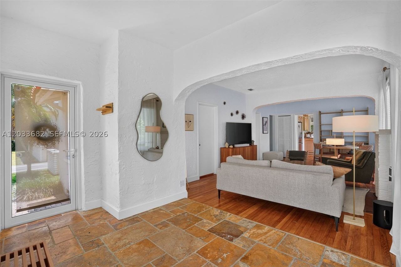 1212 Medina Ave - Photo 5 of 29
