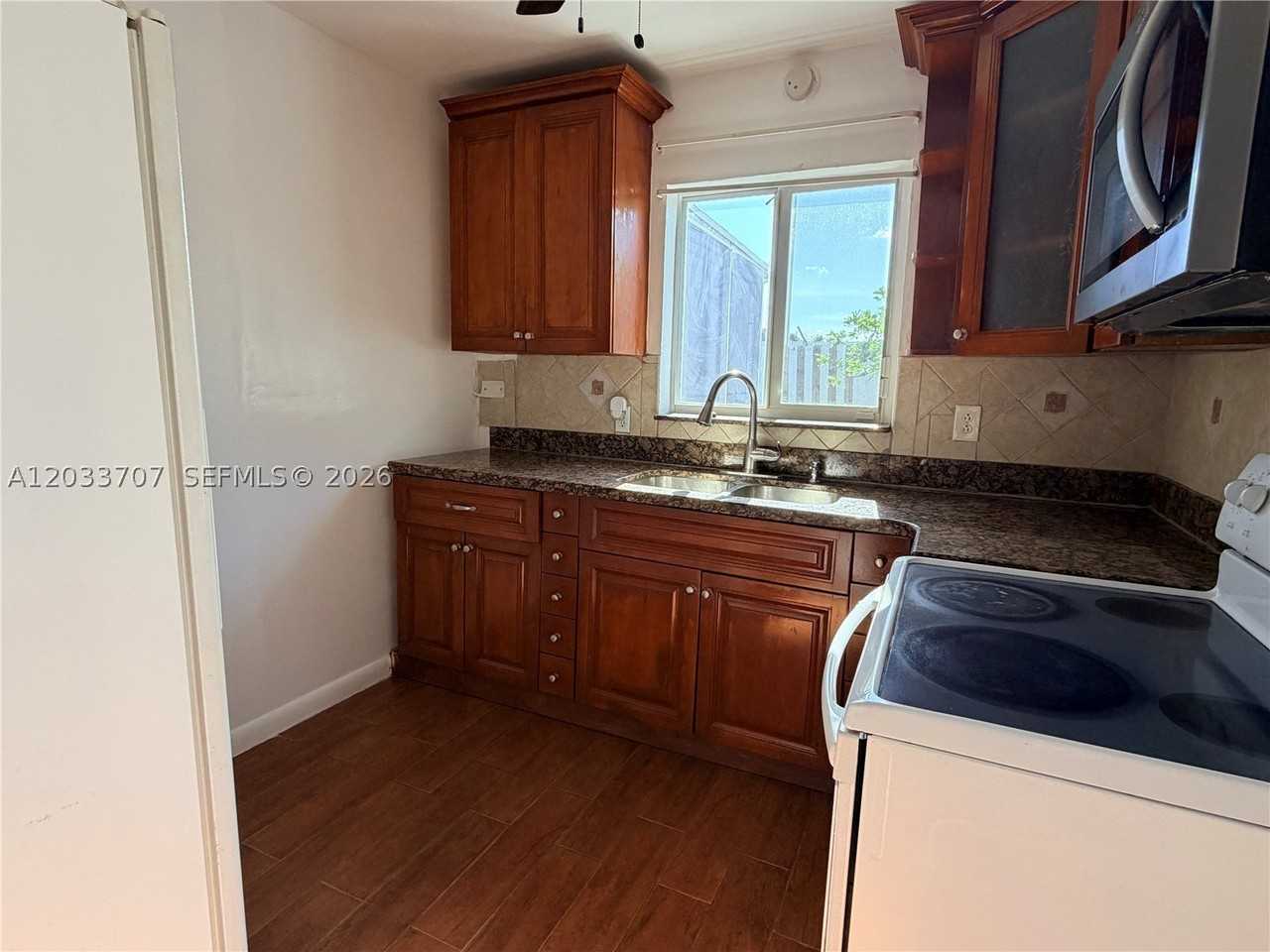2500 Sunshine Blvd - Photo 2 of 9