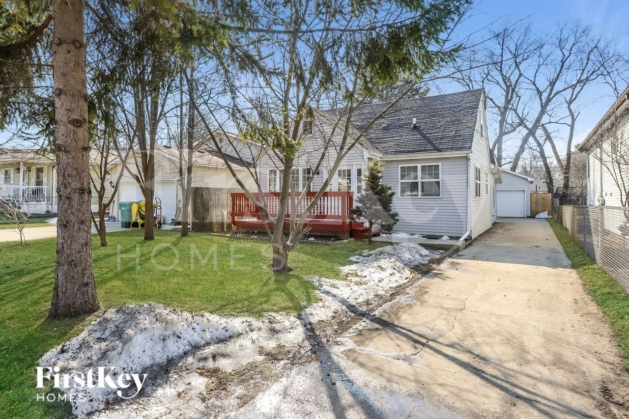 1102 Shoreland Ct - Photo 2 of 15