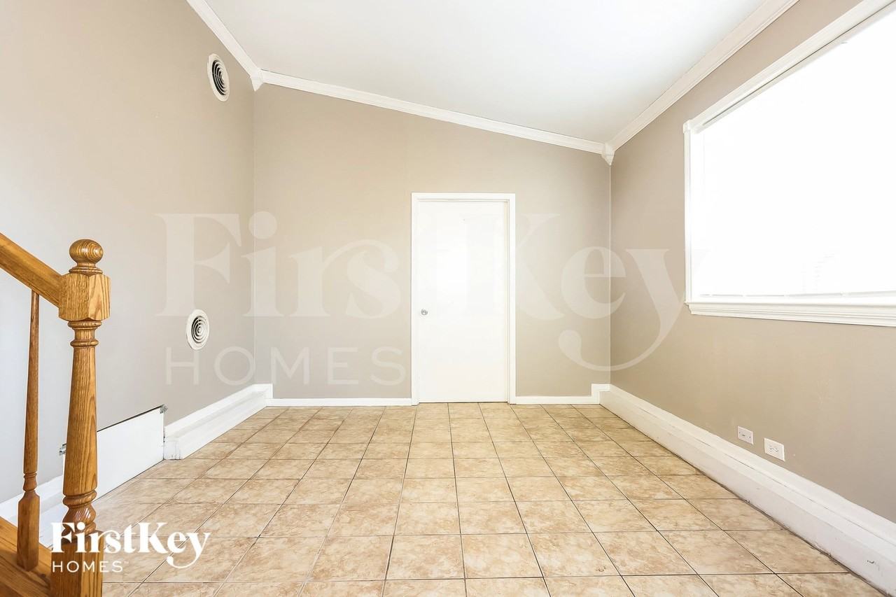 1102 Shoreland Ct - Photo 3 of 15