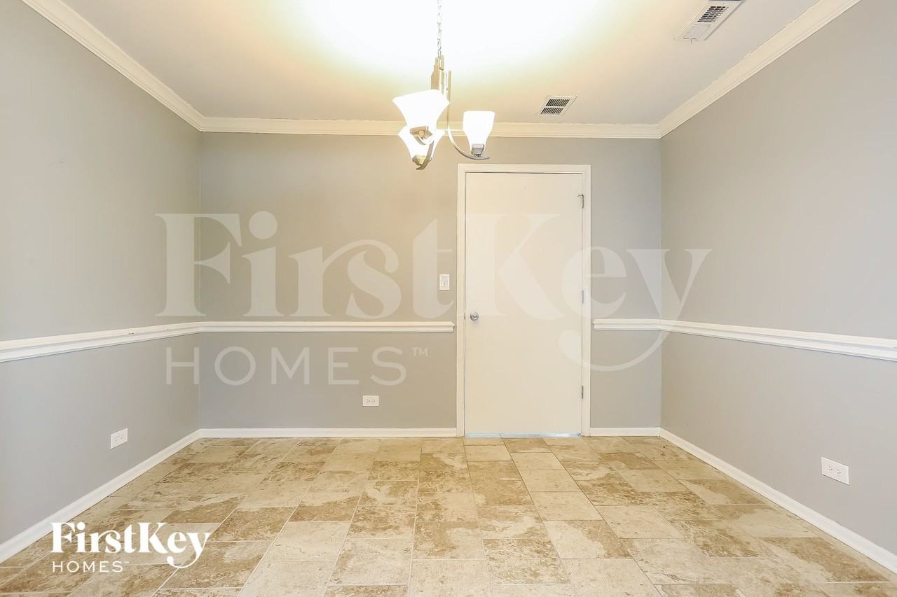 1102 Shoreland Ct - Photo 4 of 15