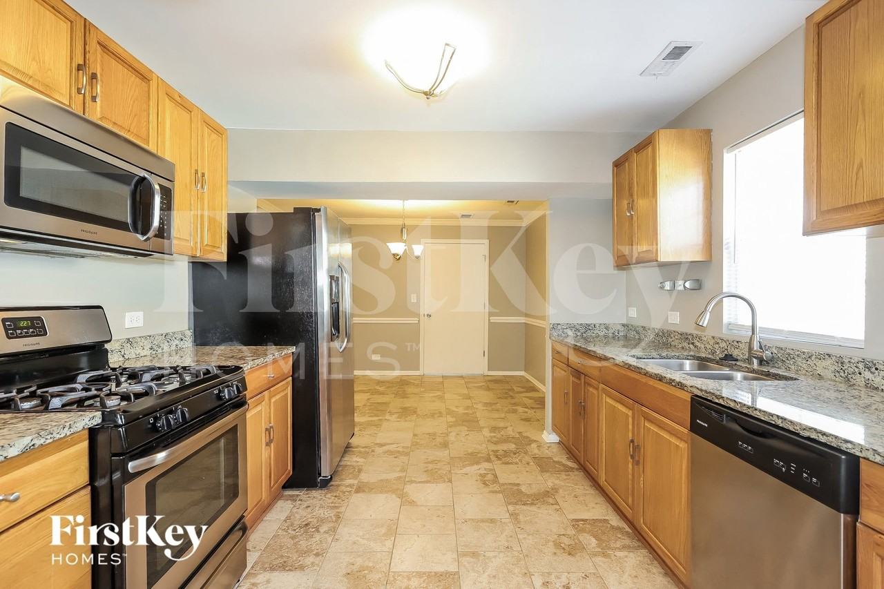 1102 Shoreland Ct - Photo 5 of 15