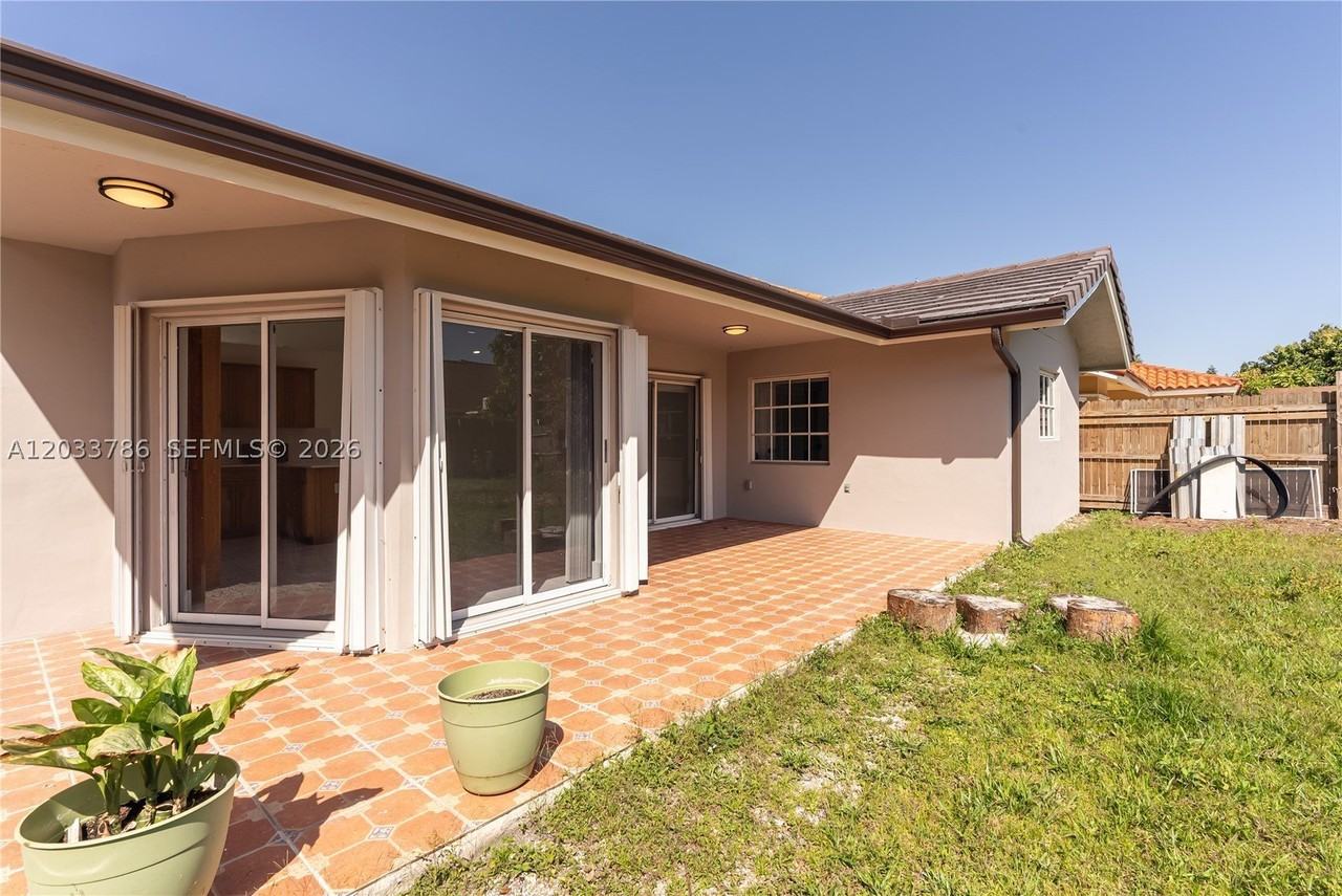 15881 Sw 139th Ave - Photo 4 of 20